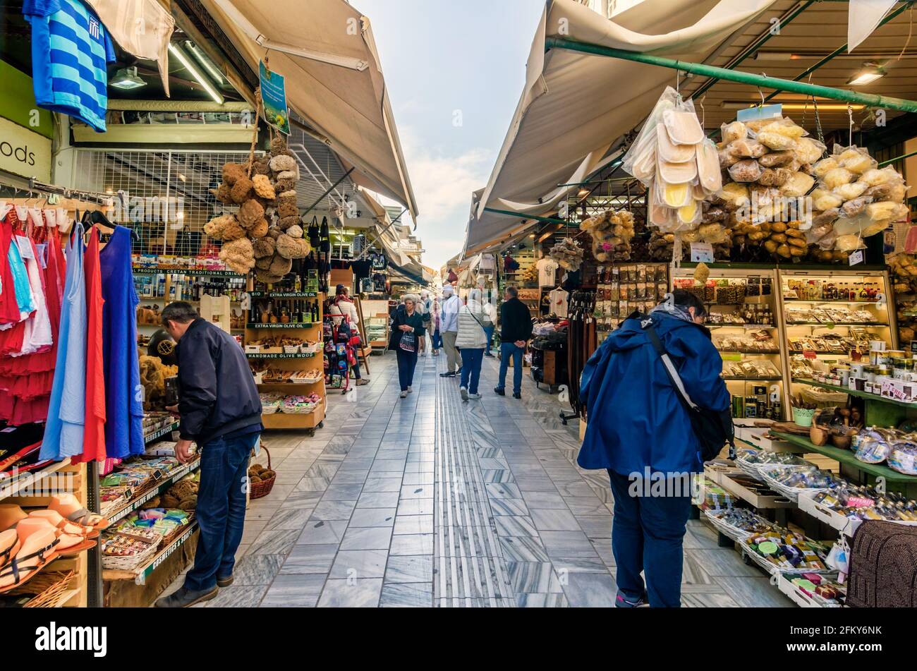 Héraklion, île de Crète, Grèce le marché aux puces central traditionnel de la ville d'Héraklion. Il abrite des boutiques de souvenirs, de vêtements, de chaussures, etc Banque D'Images