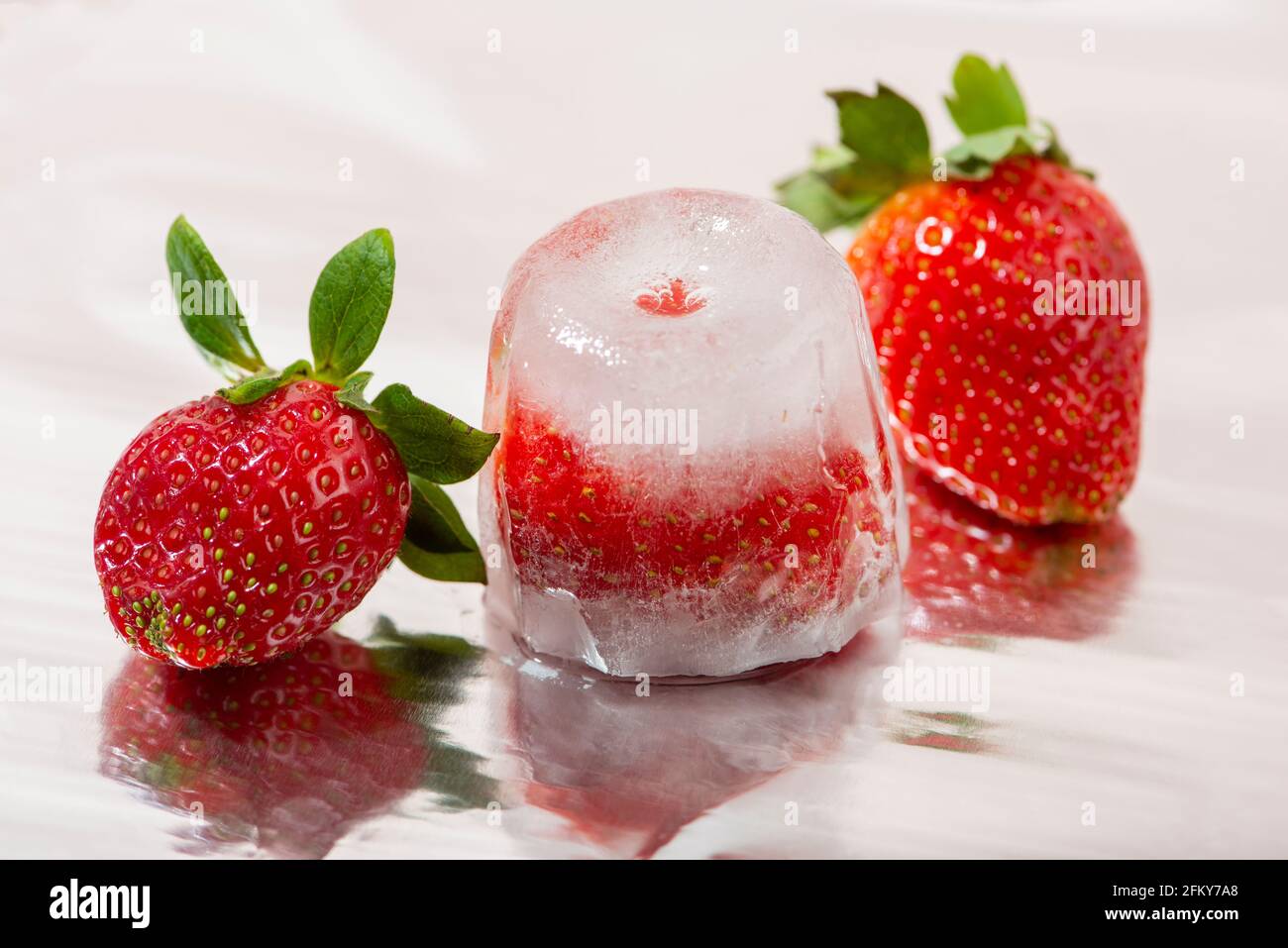 Cube de glace aux fraises. Soin de la peau fait maison. Gros plan. Banque D'Images