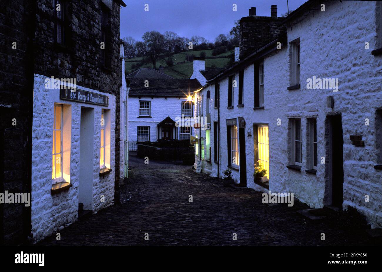 Les rues pavées de dent illuminaient la nuit, Dentdale, Yorkshire Dales National Park, Cumbria, Angleterre Banque D'Images