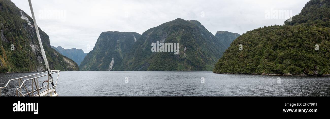 Croisière en voilier dans le pittoresque Doubtful Sound, parc national Fiordland, île du Sud de la Nouvelle-Zélande Banque D'Images