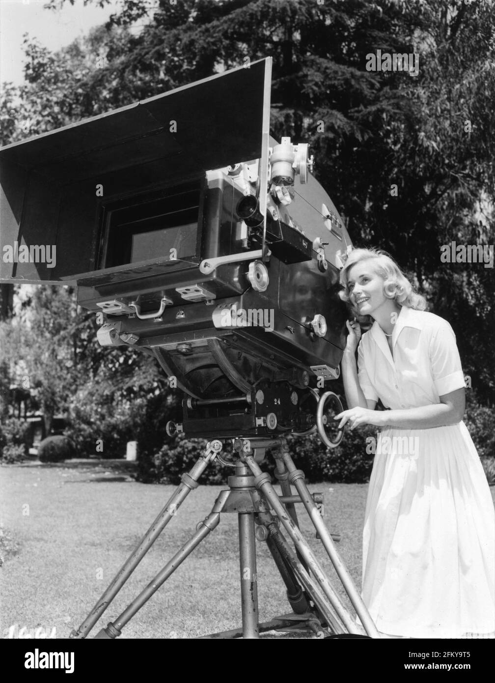 EVA MARIE SAINT pose avec le mammouth MGM Camera 65 utilisé pour la ...