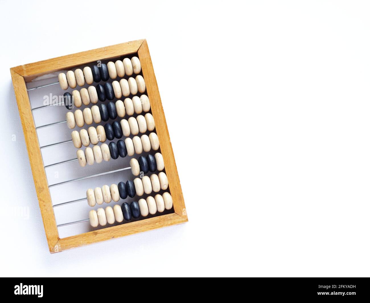Éducation, formation et concept de compte. Ancien abacus en bois sur fond blanc pur Banque D'Images