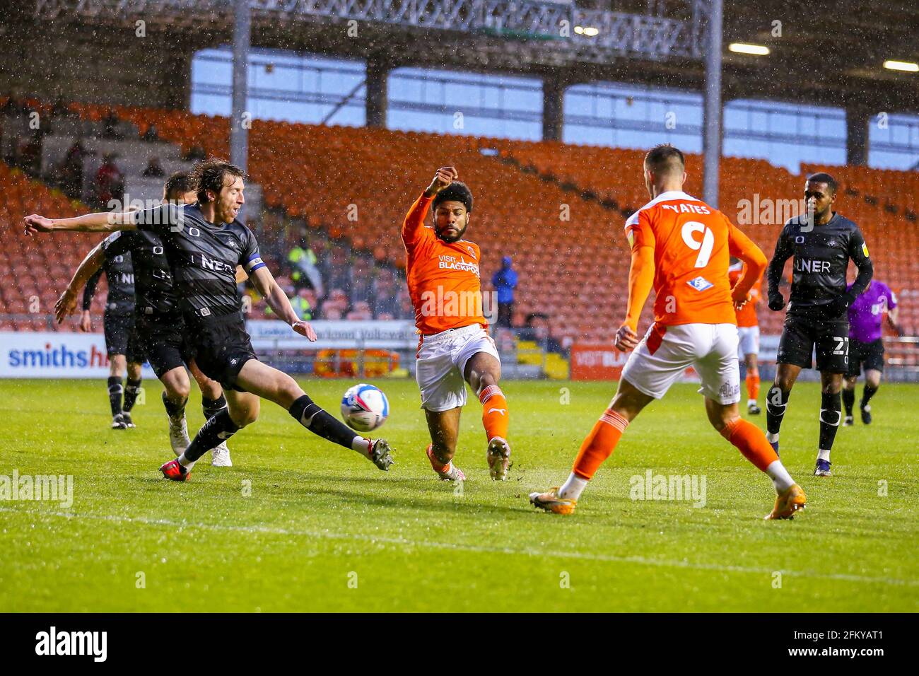 Blackpool, Royaume-Uni. 04e mai 2021. Blackpool avance Ellis Simms lors du match de la Sky Bet League 1 entre Blackpool et Doncaster Rovers à Bloomfield Road, Blackpool, Angleterre, le 4 mai 2021. Photo de Sam Fielding. Crédit : Prime Media Images/Alamy Live News Banque D'Images