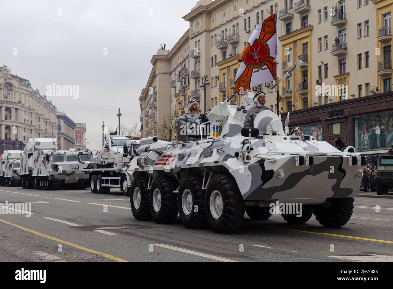 Moscou, Russie. 6 mai 2018. Véhicule d'infanterie blindé arctique avec un drapeau sur la route.répétition de matériel militaire avant la parade de la victoire de 2018 à Moscou. Le passage de l'équipement des ministères du pouvoir de la Fédération de Russie par la rue Tverskaya dans le centre de la ville. Crédit : Mihail Siergiejewicz/SOPA Images/ZUMA Wire/Alay Live News Banque D'Images
