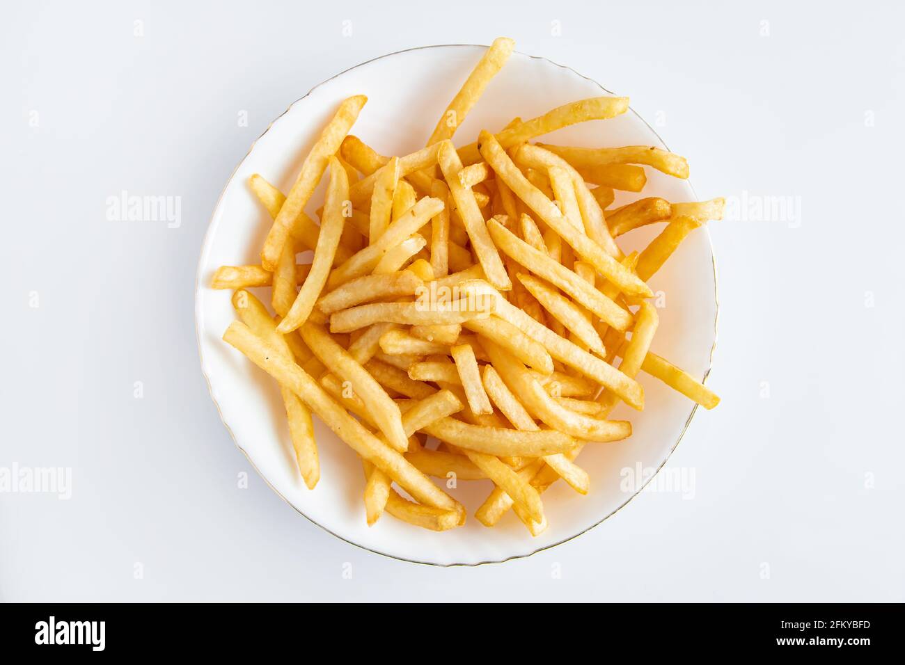 Frites chaudes sur fond blanc. Nourriture américaine malsaine Banque D'Images