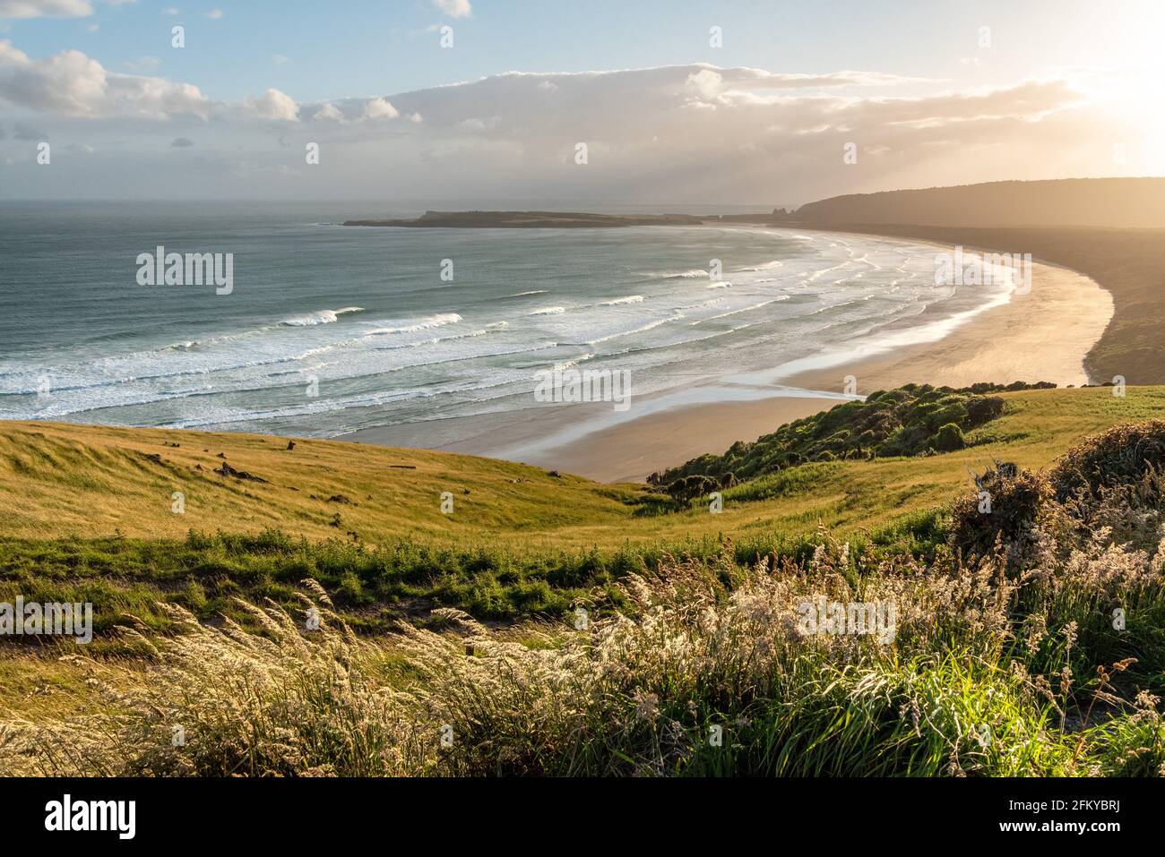 Coucher de soleil panoramique sur la baie de Tuluku depuis le point de vue de Florence, île du Sud de la Nouvelle-Zélande Banque D'Images