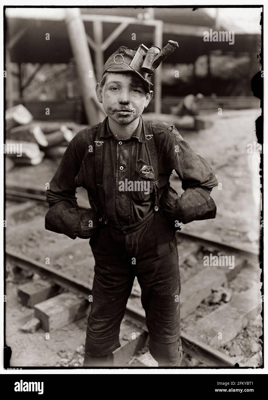 Titre : Tipple Boy, (voir photo 150) Turquie Mine Bouton, Macdonald, W. Va. Témoin E. N. In Clopper. Emplacement : MacDonald, West Virginia. Numéro d'appel : LOT 7477, no. 0146[P&P] LC-H5- 146 Vérifiez l'enregistrement de groupe en ligne (lien) Sujets connexes NUMÉRO DE REPRODUCTION : LC-DIG-nclc-01068 (fichier numérique couleur de b&w impression originale) LC-DIG-nclc-05361 (b&w fichier numérique à partir de la vitre d'exposition négative) LC-USZ62-20506 (b&w film copie négative) INFORMATIONS SUR LES DROITS DE L'homme : Pas de restrictions connues sur la publication. Moyen : 1 tirage photographique. 1 négatif : vitrage ; 5 x 7 in. Créé/Publié : août 1908. CREATO Banque D'Images