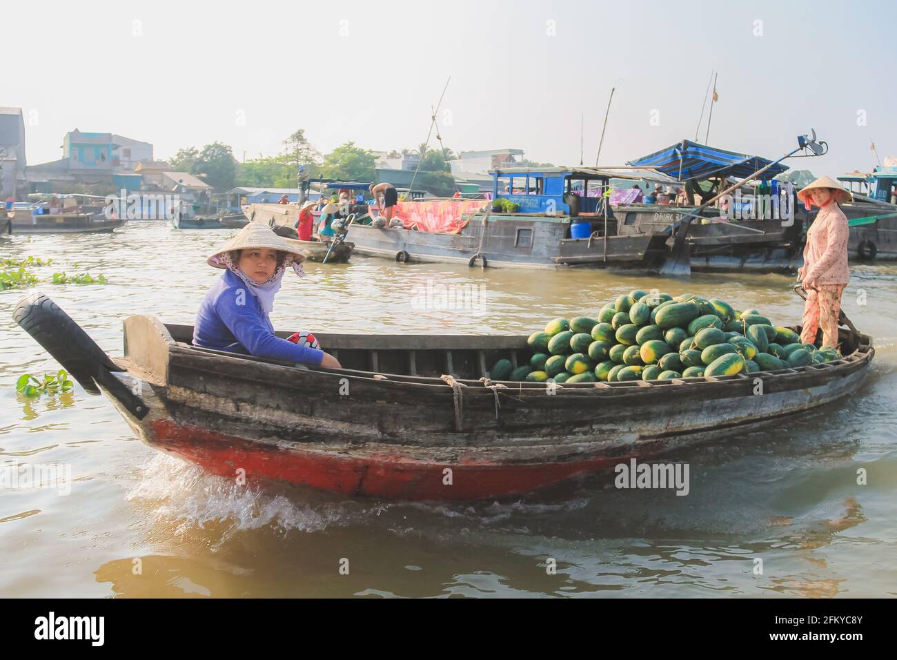 CAN Tho, Vietnam - Mars 8 2019: Marché flottant animé avec commerce entre les bateaux traditionnels de sampan le long de la rivière Hau (Bassac) à la me Banque D'Images