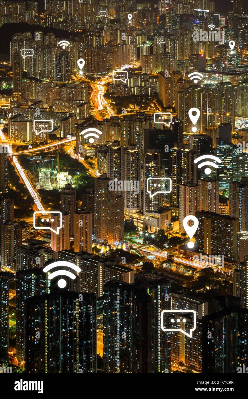 Carte PIN, Wi-Fi et icônes de message sur le paysage urbain à Kowloon, Hong Kong, Chine au crépuscule. Voyage, connexion réseau sans fil, Wi-Fi et concept de messagerie. Banque D'Images