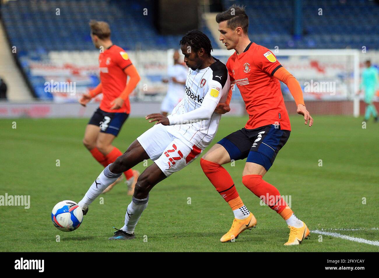 Luton, Royaume-Uni. 04e mai 2021. Matthew Olosunde de Rotherham United (L) détient Dan Potts de Luton Town (R). EFL Skybet Championship Match, Luton Town v Rotherham Utd au Kenilworth Road Stadium de Luton, Bedfordshire, le mardi 4 mai 2021. Cette image ne peut être utilisée qu'à des fins éditoriales. Utilisation éditoriale uniquement, licence requise pour une utilisation commerciale. Aucune utilisation dans les Paris, les jeux ou les publications d'un seul club/ligue/joueur. photo par Steffan Bowen/Andrew Orchard sports photographie/Alay Live news crédit: Andrew Orchard sports photographie/Alay Live News Banque D'Images