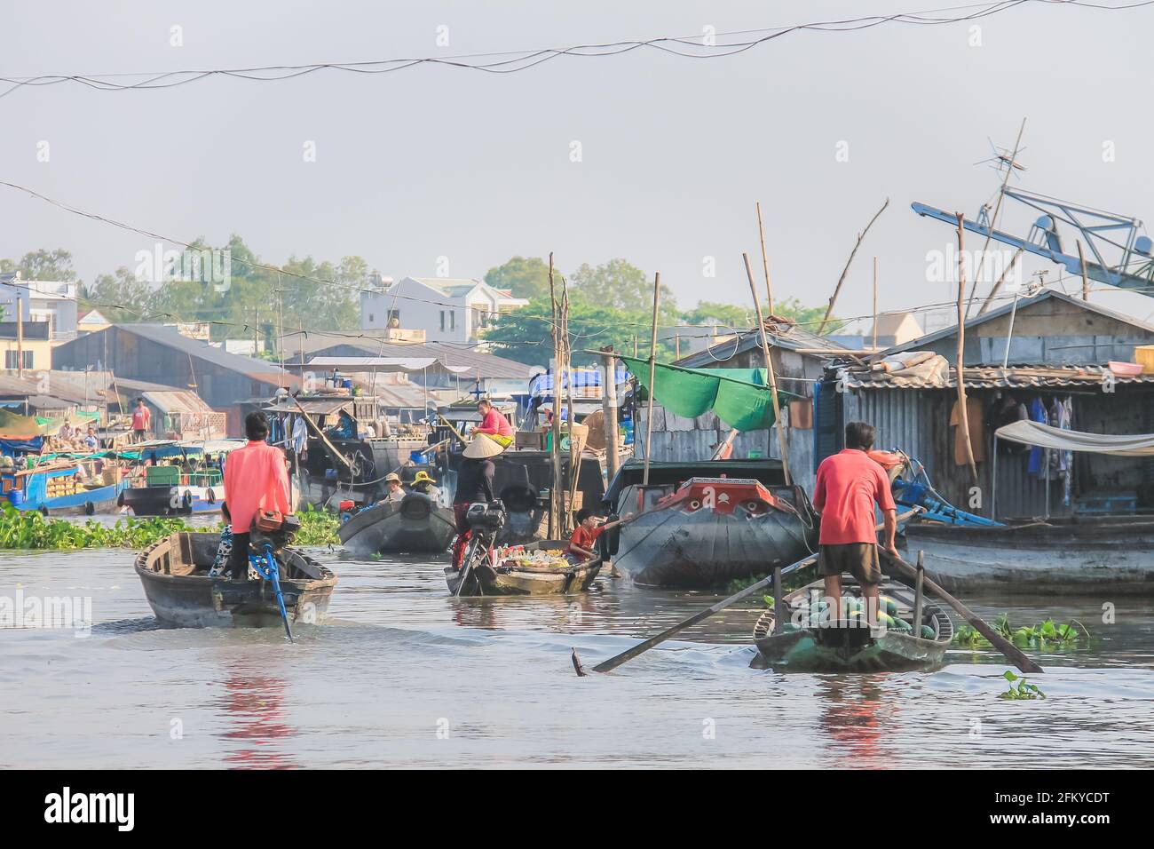 CAN Tho, Vietnam - Mars 8 2019: Marché flottant animé avec commerce entre les bateaux traditionnels de sampan le long de la rivière Hau (Bassac) à la me Banque D'Images