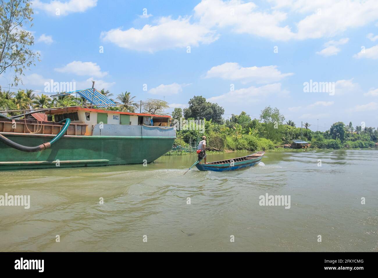 Fleuve Hau, Vietnam - Mars 7 2019: Un homme vietnamien local conduit un bateau sampan traditionnel le long du fleuve Hau (Bassac) dans le delta du Mékong près de CAN T Banque D'Images