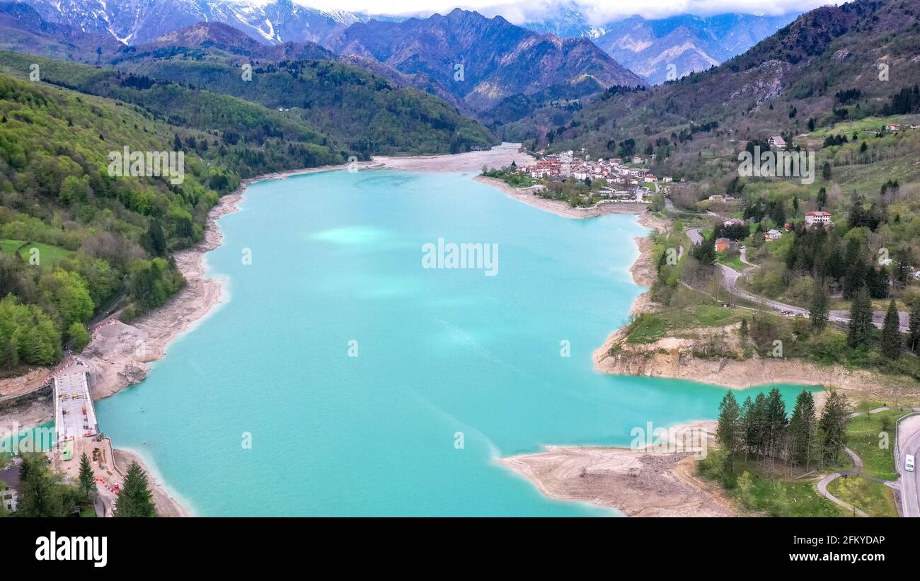 Lac Barcis dans une vue aérienne panoramique d'en haut pendant Journée ensoleillée à Valcellina-Pordenone, lieu à visiter sur les Dolomites Banque D'Images