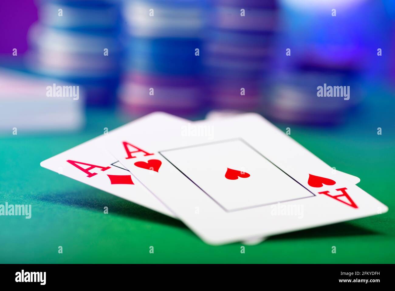 Deux as et pile de jetons de casino en arrière-plan Banque D'Images