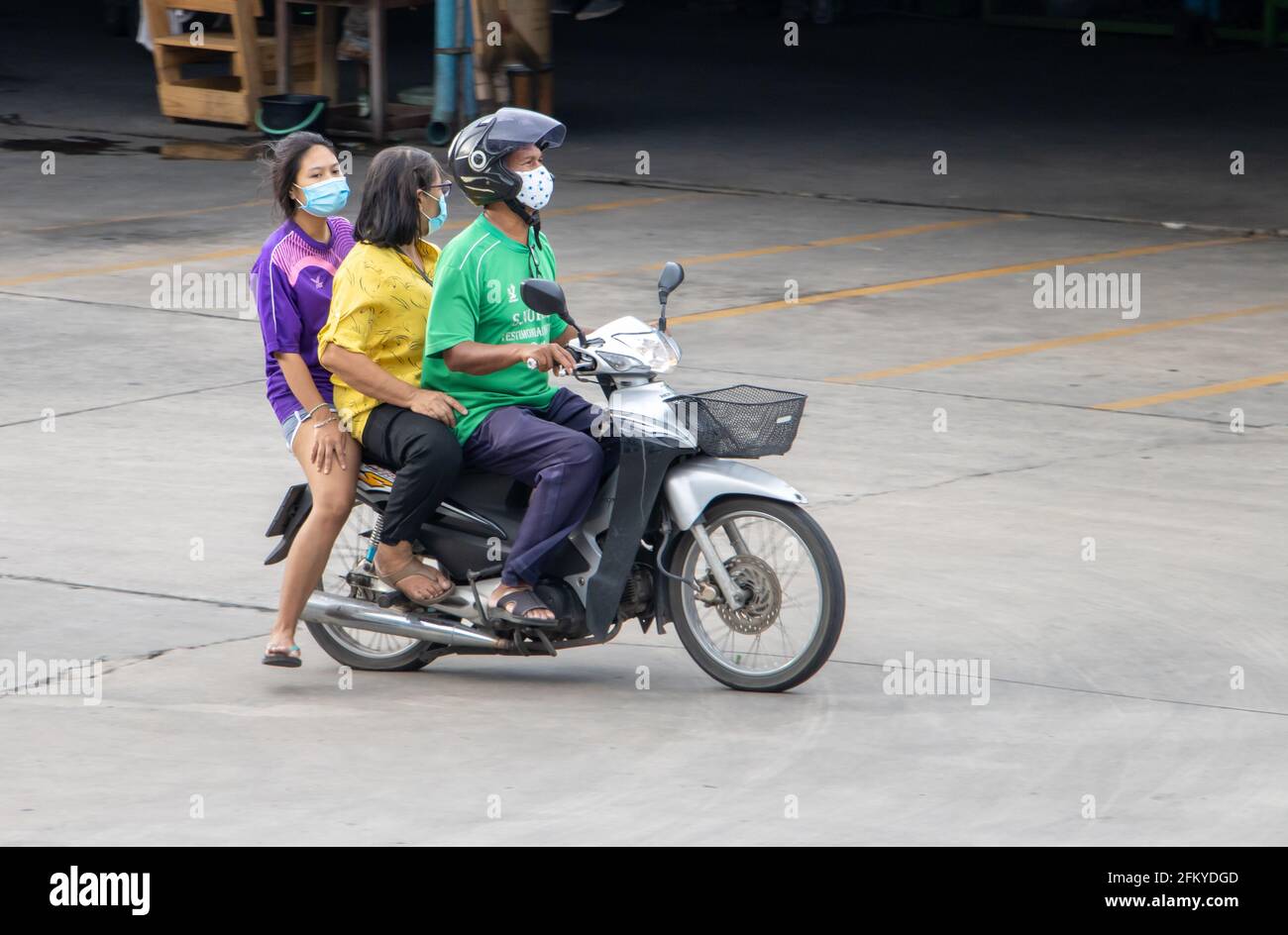 SAMUT PRAKAN, THAÏLANDE, JUILLET 27 2020, UN homme conduit deux femmes sur une moto Banque D'Images