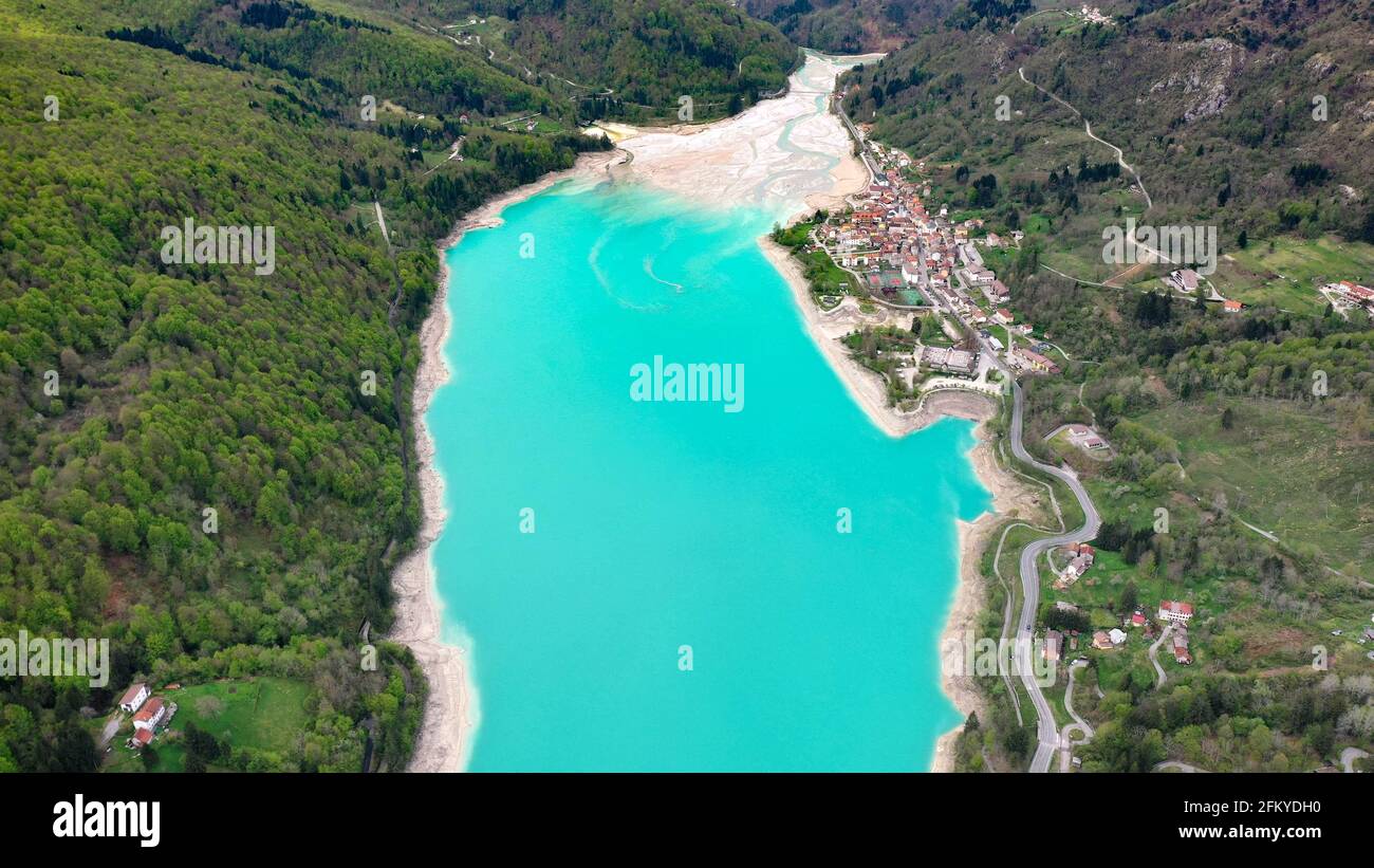 Lac Barcis dans une vue aérienne panoramique d'en haut pendant Journée ensoleillée à Valcellina-Pordenone, lieu à visiter sur les Dolomites Banque D'Images