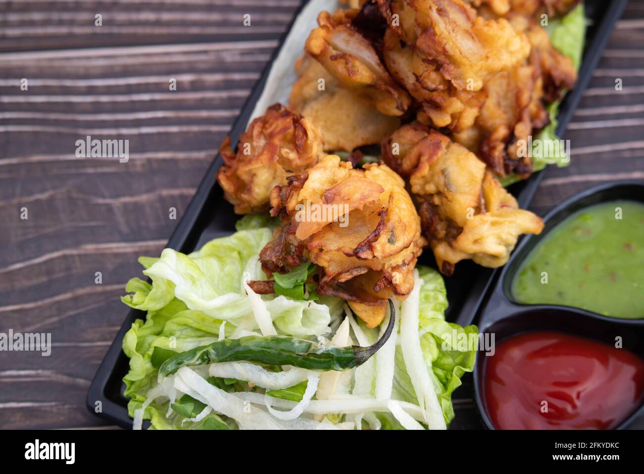 Oignon Pakoda également connu sous le nom de Kanda Bhajji, Pyaj Ke Pakode, Pakoda, Pyaaaj Pakore, Pakora, Pyaaz Bajji est apprécié en saison de pluie dans le nord et le sud de l'I Banque D'Images