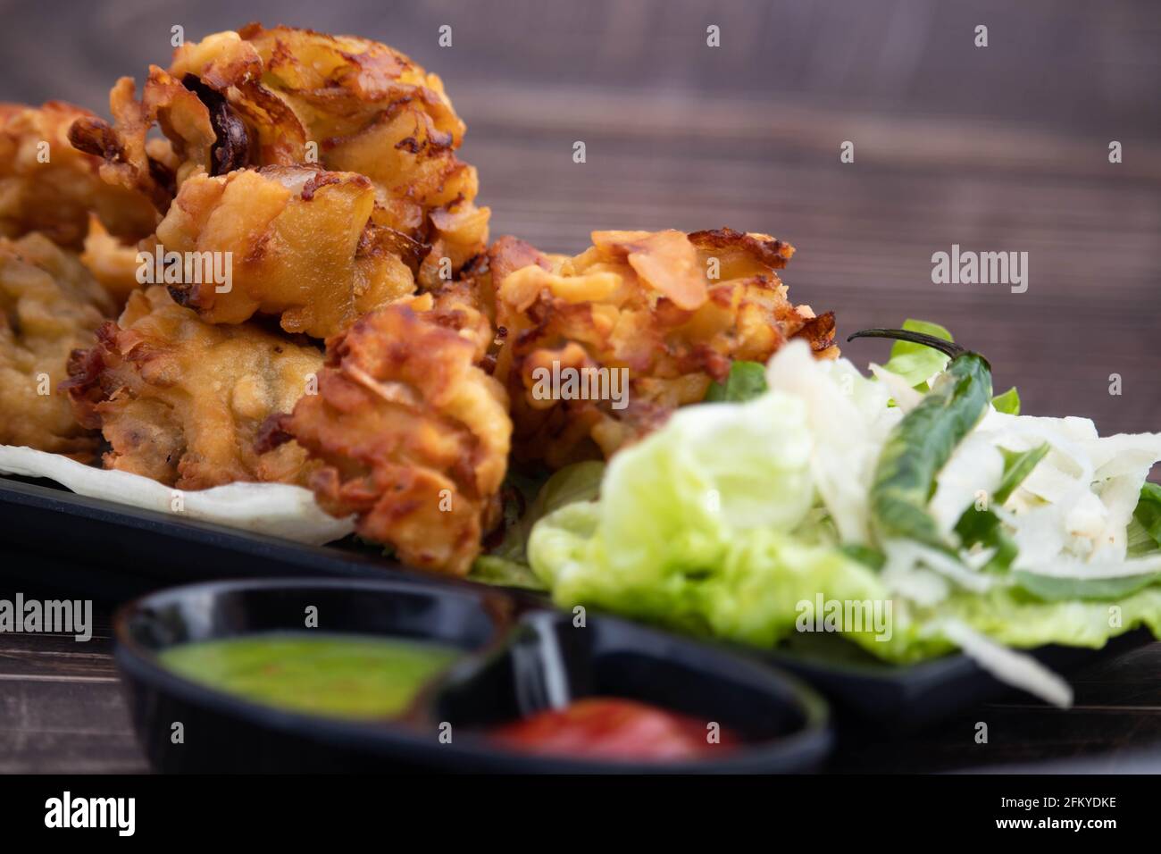 Oignon Pakoda également connu sous le nom de Kanda Bhajji, Pyaj Ke Pakode, Pakoda, Pyaaaj Pakore, Pakora, Pyaaz Bajji est apprécié en saison de pluie dans le nord et le sud de l'I Banque D'Images