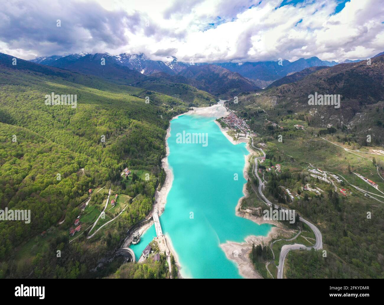 Lac Barcis dans une vue aérienne panoramique d'en haut pendant Journée ensoleillée à Valcellina-Pordenone, lieu à visiter sur les Dolomites Banque D'Images