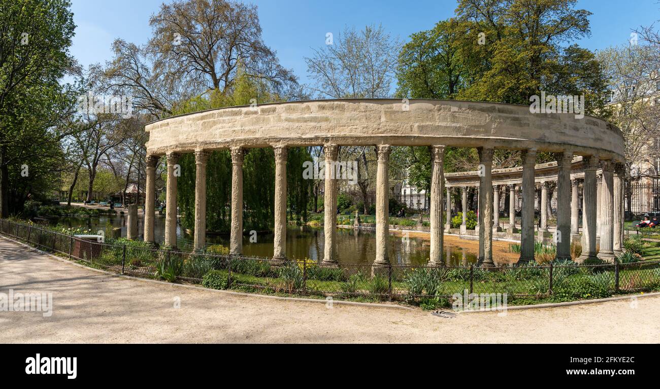 La célèbre colonnade classique du Parc Monceau - Paris, France Banque D'Images