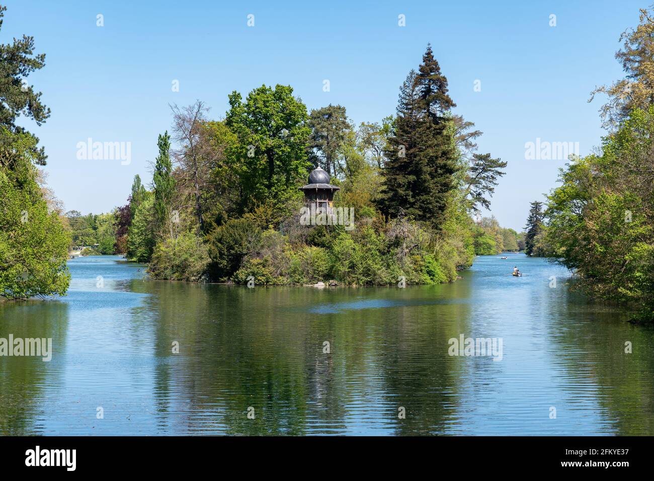 Personnes en bateau près du kiosque de l'empereur dans le Bois de Boulogne - Paris, France Banque D'Images