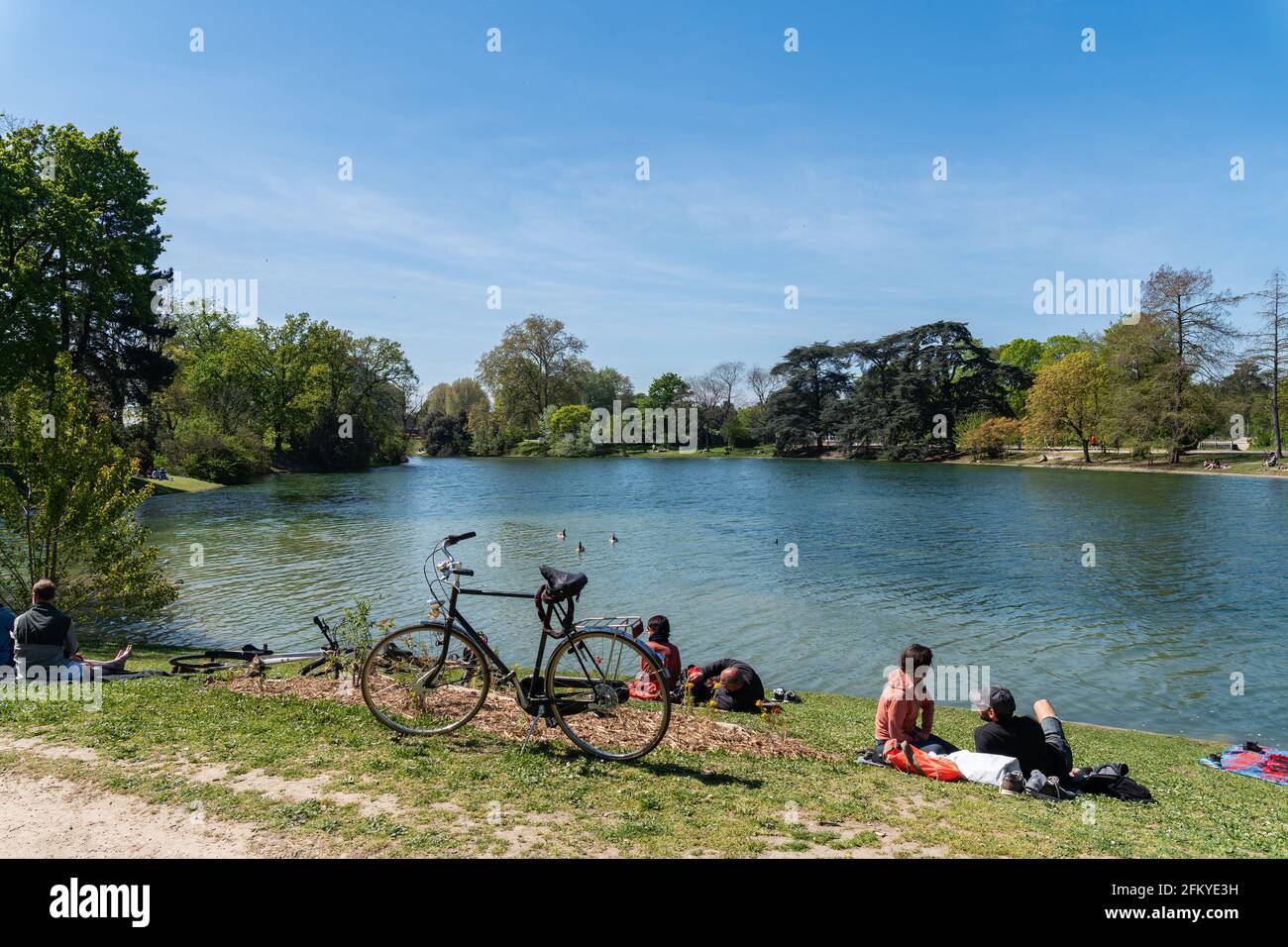 Parisiens se détendant sur le lac inférieur du Bois de Boulogne - Paris, France Banque D'Images