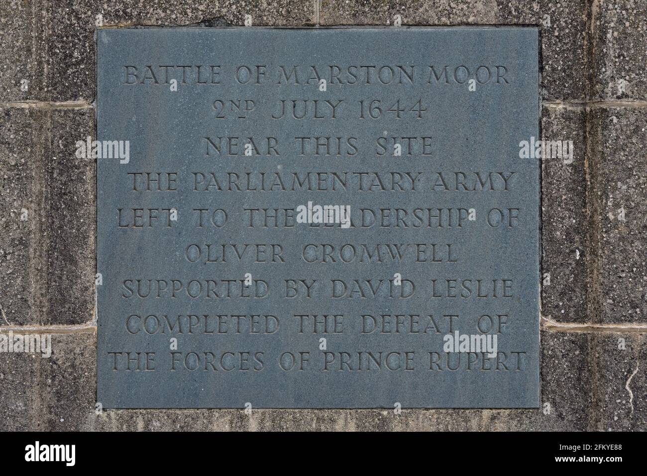 Plaque d'information jointe au mémorial anglais de la guerre civile sur le champ de bataille de Marston Moor, New York, North Yorkshire Banque D'Images