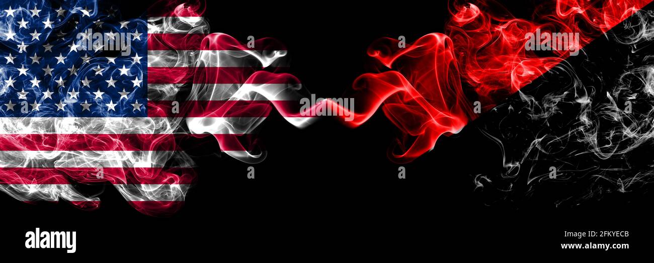 États-Unis d'Amérique, Amérique, États-Unis, États-Unis, American vs Anarchist, Anarcho, syndicaliste, communiste, socialiste des drapeaux mystiques fumés placés côte à côte. Banque D'Images