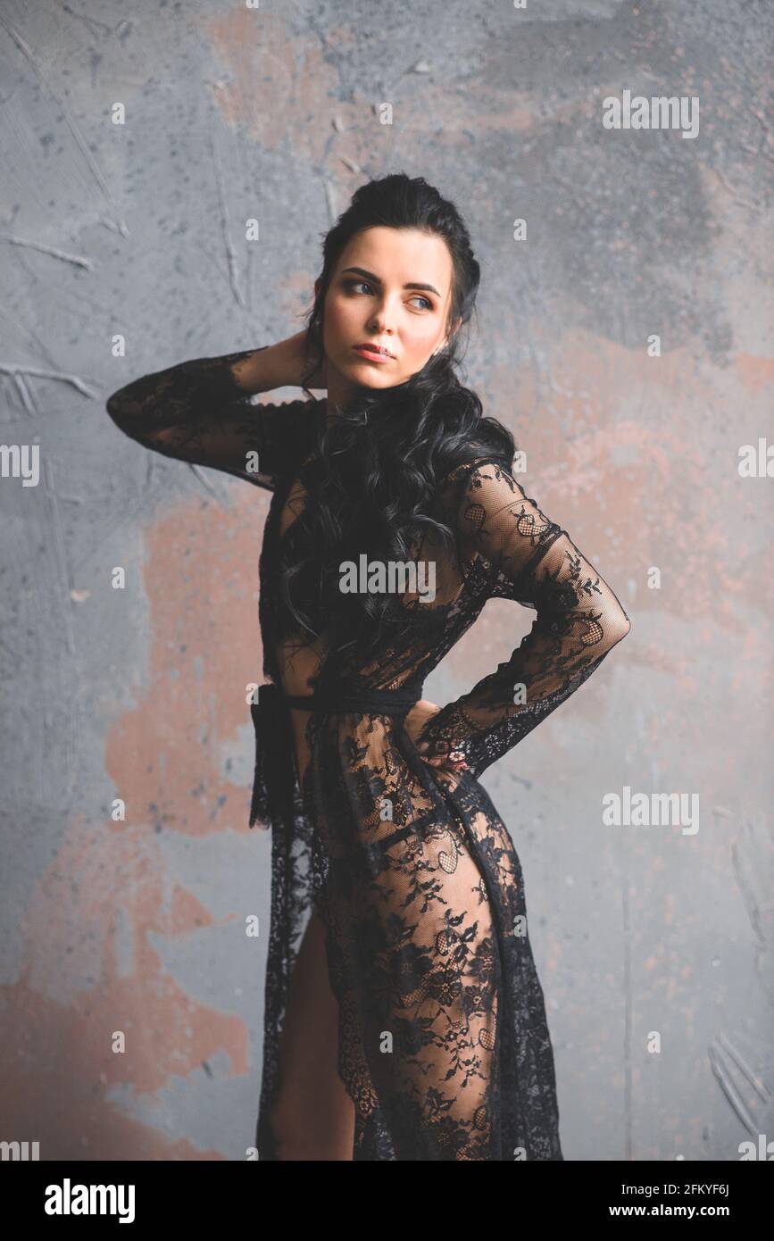 Femme posant dans la lingerie en dentelle noire. L