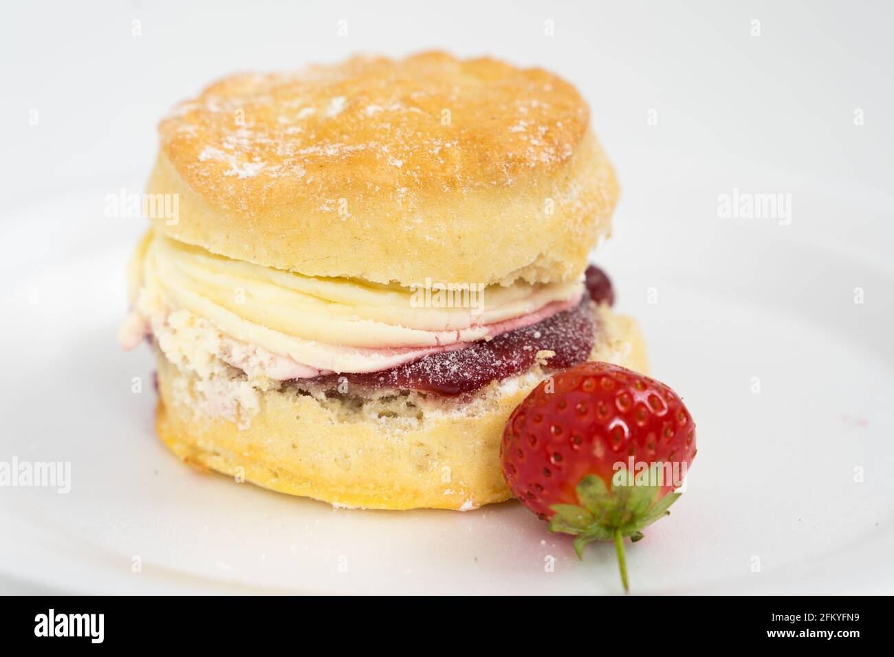 Confiture et crème scone à la fraise fraîche sur fond blanc, nourriture, en-cas Banque D'Images