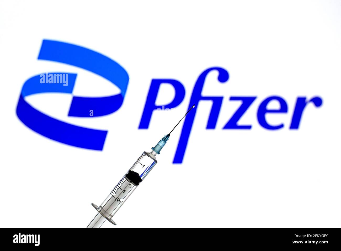 Espagne. 04e mai 2021. Dans cette photo, un gros plan d'une seringue devant le nouveau logo de Pfizer. Crédit : SOPA Images Limited/Alamy Live News Banque D'Images