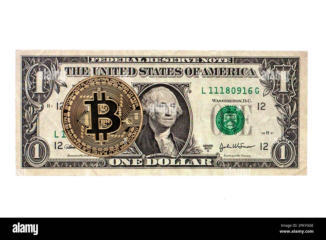 Espagne. 04e mai 2021. Dans cette illustration, un Bitcoin est vu sur un fond de facture d'un dollar. Crédit : SOPA Images Limited/Alamy Live News Banque D'Images