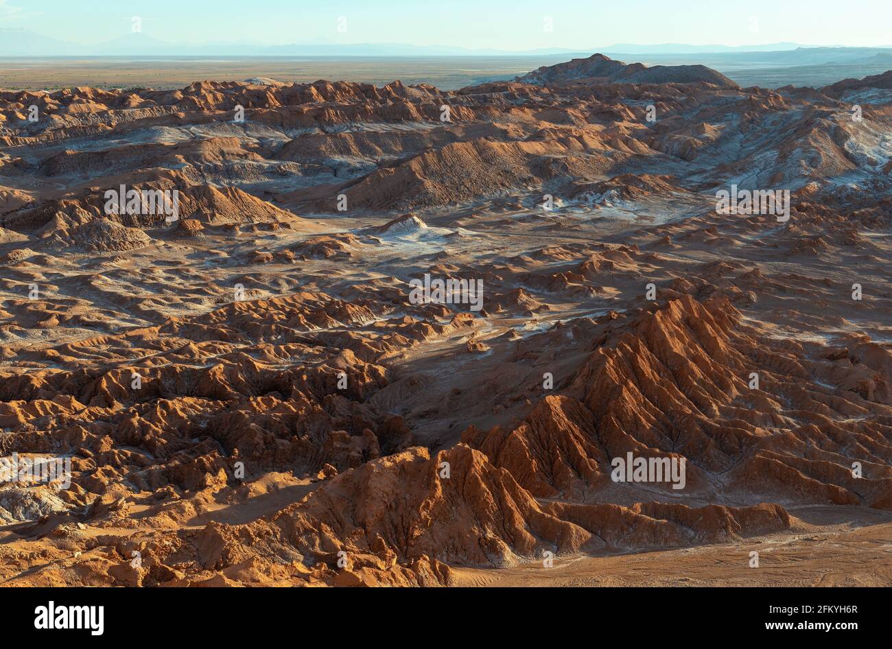 Coucher de soleil dans la Vallée de la mort (Valle de la Muerte) du désert d'Atacama avec son paysage lunaire et ses formations rocheuses géologiques, Chili. Banque D'Images