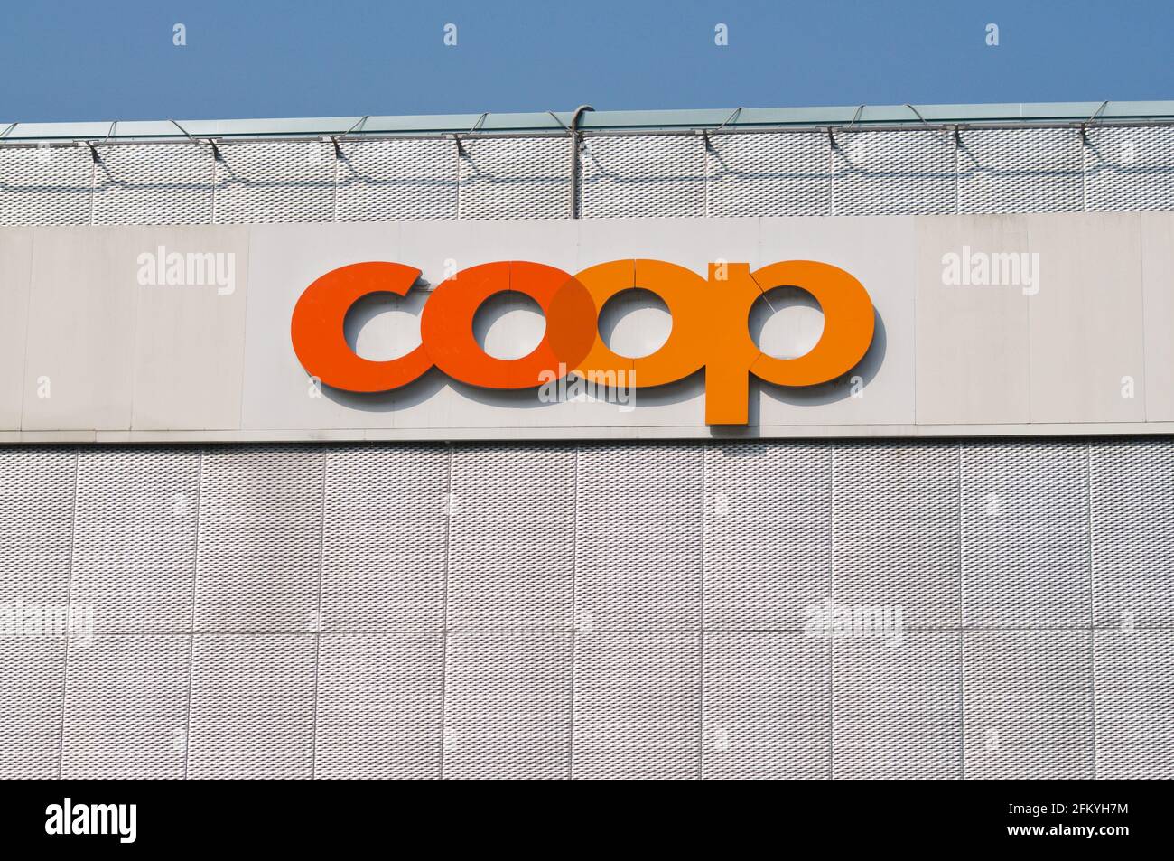 Grancia, Tessin, Suisse - 26 mars 2021 : panneau Coop sur une façade de bâtiment à Lugano. Le groupe Coop est l'un des plus grands magasins de détail de Suisse et W Banque D'Images