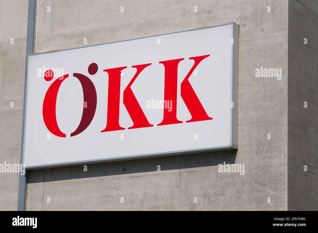 Pambio-Noranco, Tessin, Suisse - 31 mars 2021 : la compagnie d'assurance ÖKK signe accroché à un bâtiment à Lugano, Suisse. ÖKK est une insurrection suisse Banque D'Images