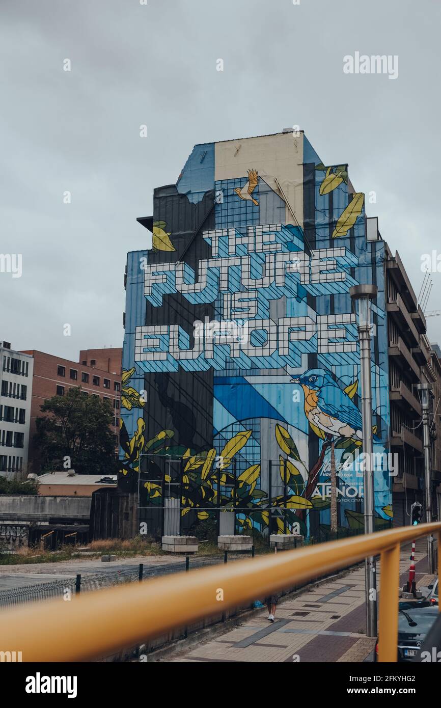 Bruxelles, Belgique - 16 août 2019 : la fresque de l'artiste belge NovaDead sur un mur d'un bâtiment dans le quartier européen de Bruxelles, le TH Banque D'Images