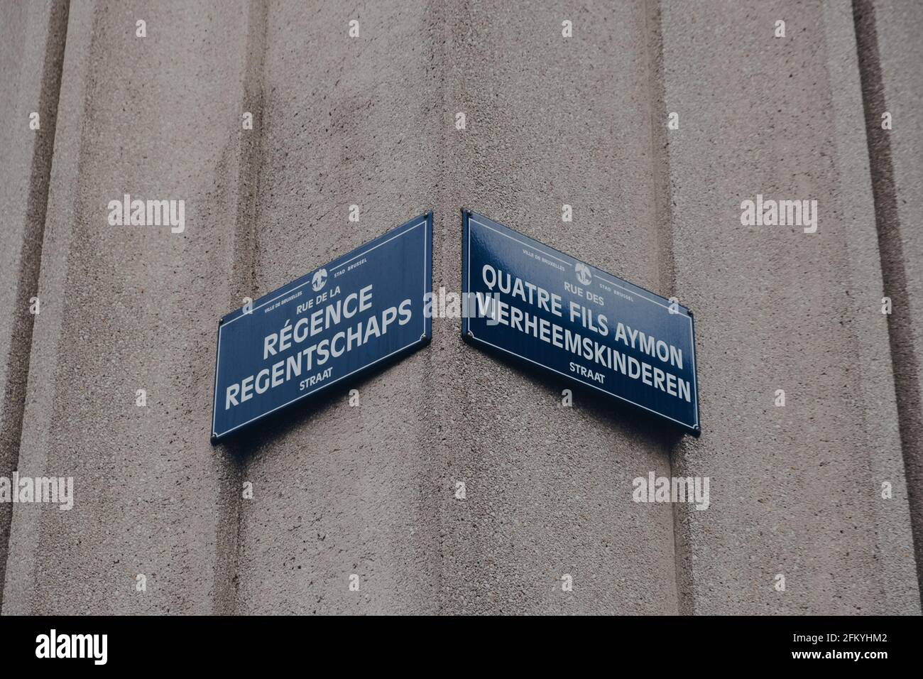 Bruxelles, Belgique - 16 août 2019 : panneaux indiquant les noms de rue à l'angle de la rue de la Régence et de la rue des quatre fils Aymon à Bruxelles, la capitale de BE Banque D'Images