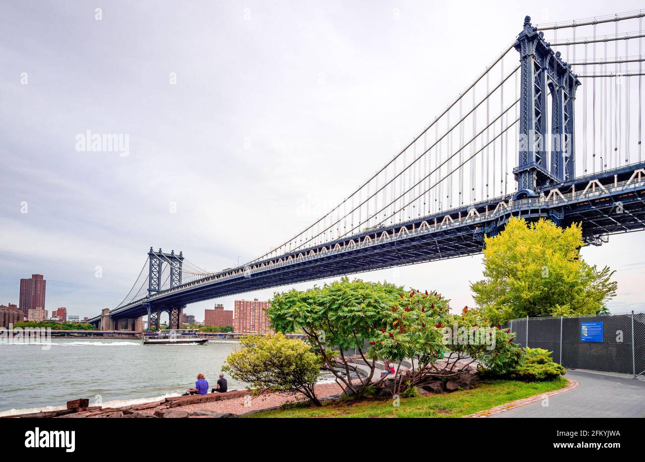 New York City, États-Unis - juillet 16 2014 : le pont de Manhattan vu du Brooklyn Bridge Park, un parc au bord de l'eau le long de l'East River à New York. Banque D'Images