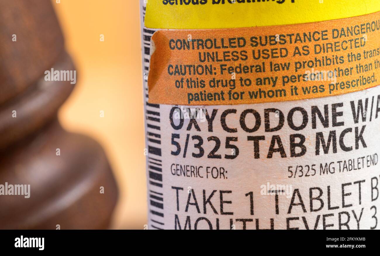 Oxycodone est le nom générique pour comprimés de douleur d'Opoïd. Flacon de prescription pour pilules et comprimés avec le gavage du juge pour la décision du tribunal Banque D'Images