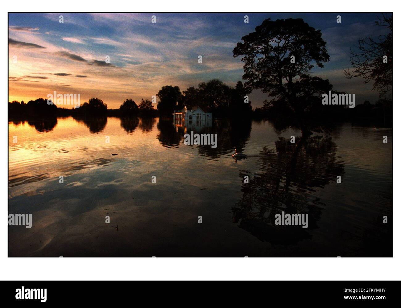 Le club House du club de cricket de Worchester... surpris par le Eaux d'inondation de la rivière Severn Banque D'Images