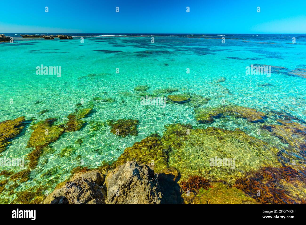 Tourisme à Perth. Rottnest Island, Australie occidentale. Vue panoramique depuis roks sur le récif tropical dans la mer turquoise cristalline de Little Salmon Bay, a Banque D'Images