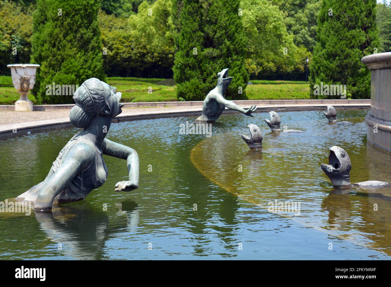 Figures dans la réplique de la fontaine de Versailles Latonia dans le parc Tiandu. Une banlieue de Hangzhou en Chine a fait ressembler à la France. Mai 2021 Banque D'Images