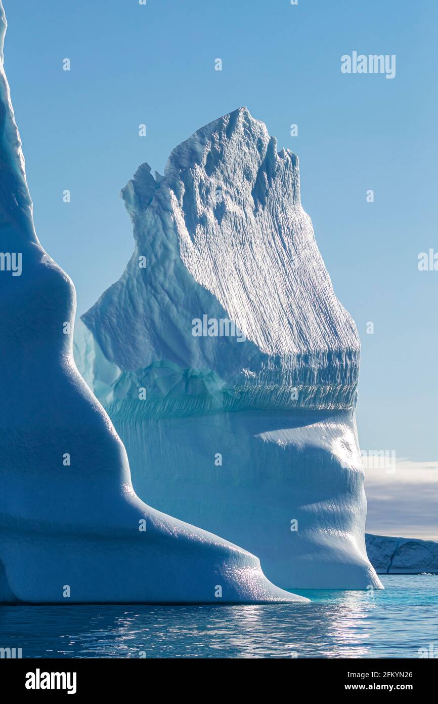 L'iceberg s'est caldé du glacier du Groenland Icecap dans le fjord de Dødes, le fjord des morts, la baie de Baffin, le Groenland. Banque D'Images