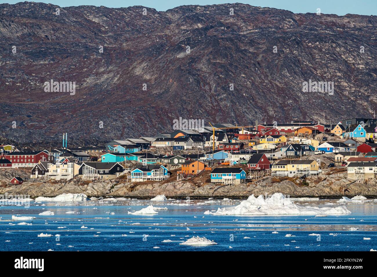 Vue depuis la baie extérieure de la troisième plus grande ville du Groenland, Ilulissat ou Jakobshavn, Groenland. Banque D'Images