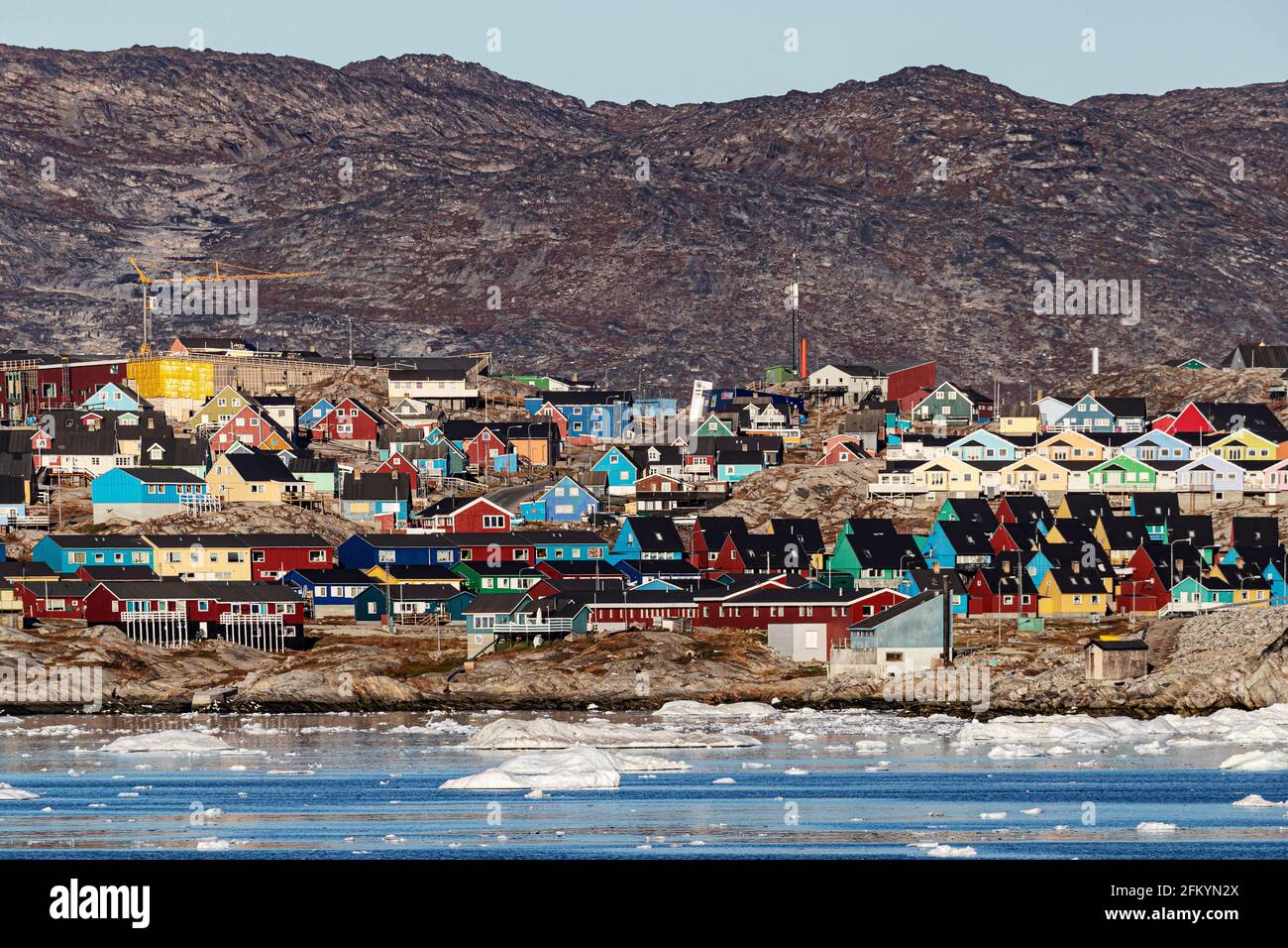 Vue depuis la baie extérieure de la troisième plus grande ville du Groenland, Ilulissat ou Jakobshavn, Groenland. Banque D'Images