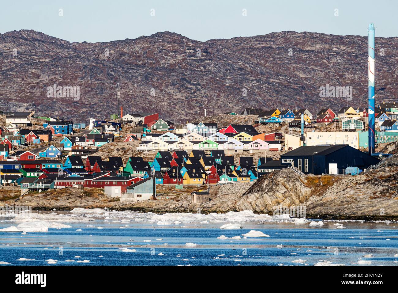 Vue depuis la baie extérieure de la troisième plus grande ville du Groenland, Ilulissat ou Jakobshavn, Groenland. Banque D'Images