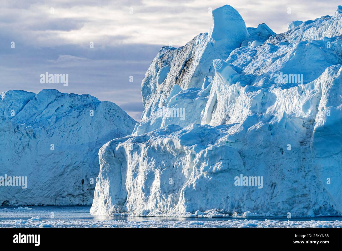 Des icebergs massifs ont été calés du glacier Jakobshavn Isbræ, site classé au patrimoine mondial de l'UNESCO, Ilulissat, Groenland. Banque D'Images