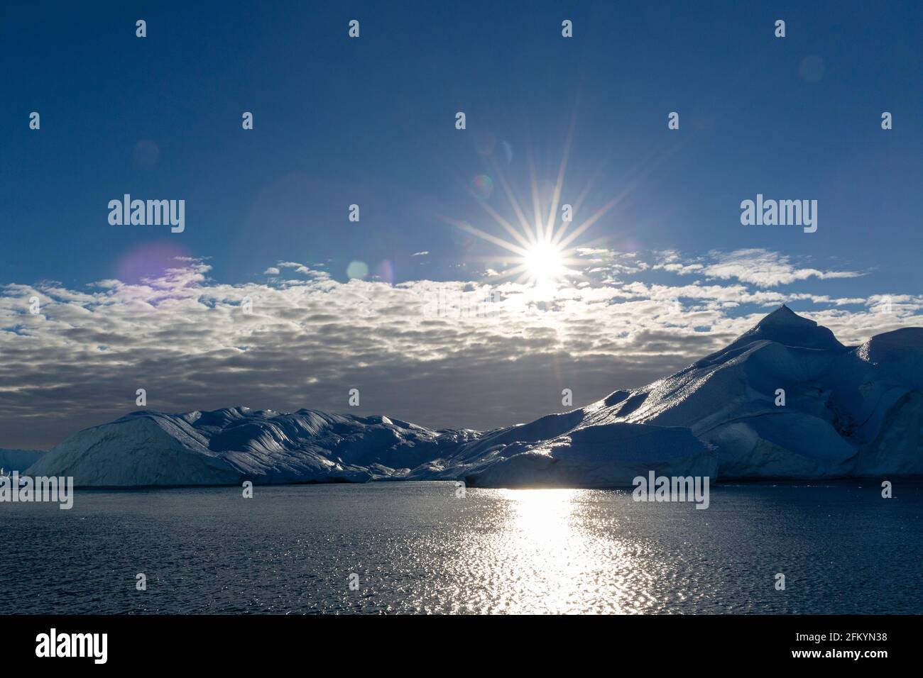 Des icebergs massifs ont été calés du glacier Jakobshavn Isbræ, site classé au patrimoine mondial de l'UNESCO, Ilulissat, Groenland. Banque D'Images