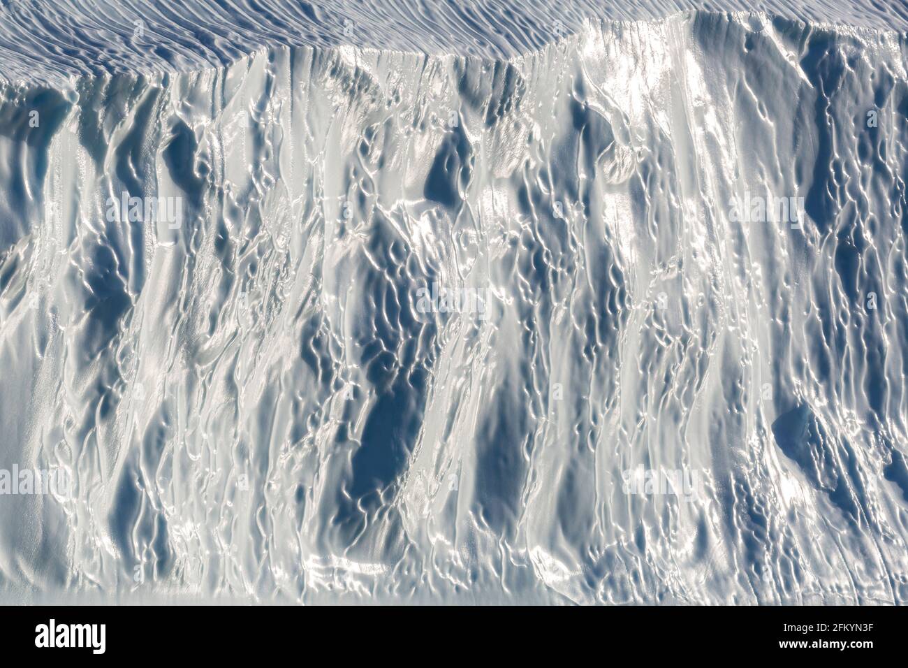 Des icebergs massifs ont été calés du glacier Jakobshavn Isbræ, site classé au patrimoine mondial de l'UNESCO, Ilulissat, Groenland. Banque D'Images
