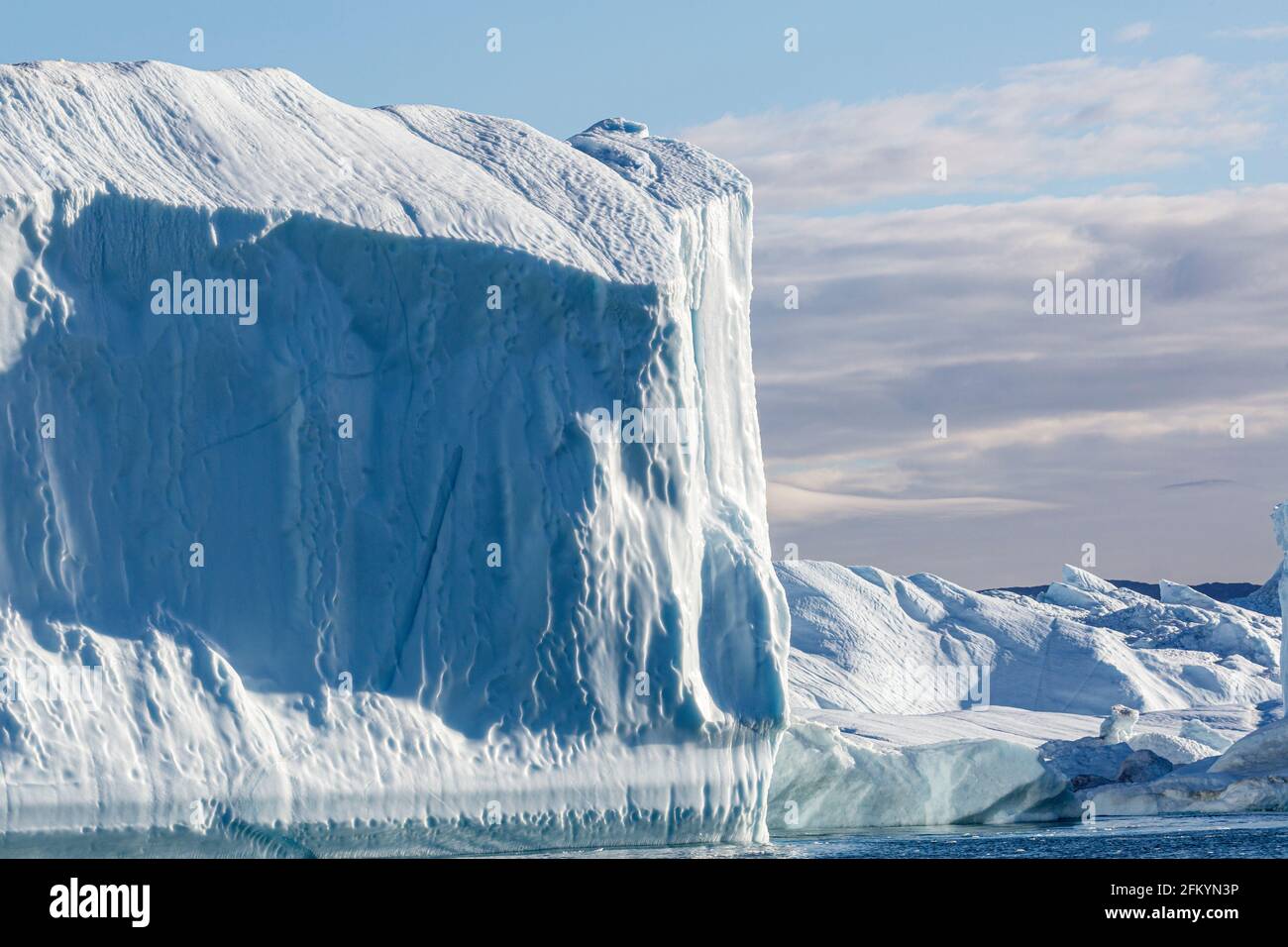 Des icebergs massifs ont été calés du glacier Jakobshavn Isbræ, site classé au patrimoine mondial de l'UNESCO, Ilulissat, Groenland. Banque D'Images